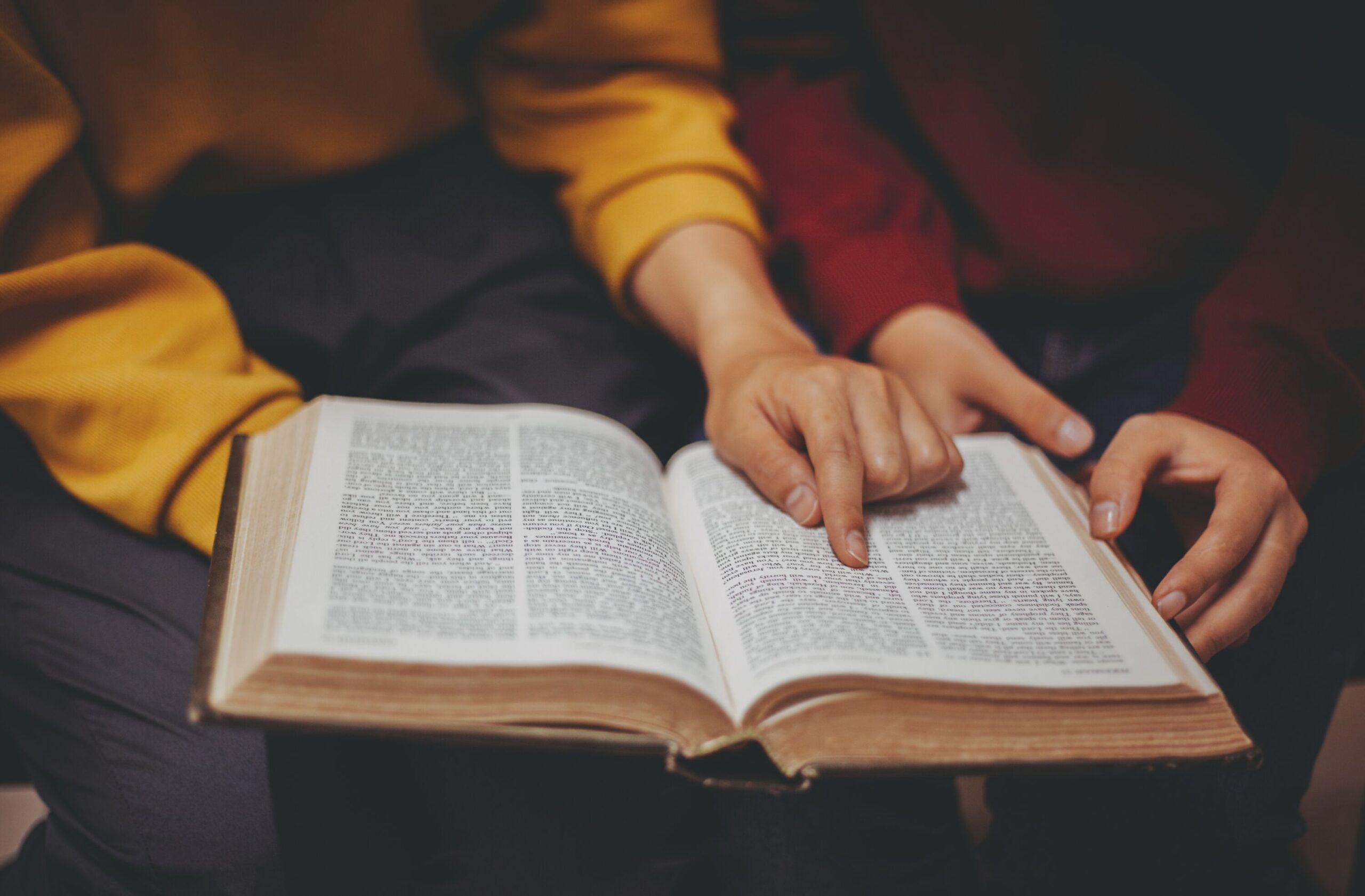 Menschen lesen gemeinsam in der Bibel. So ist es auch in Bielefeld, wo eine Kleine christliche Gemeinschaft über ein Projekt der innovativen Pastoral zusammengewachsen ist.