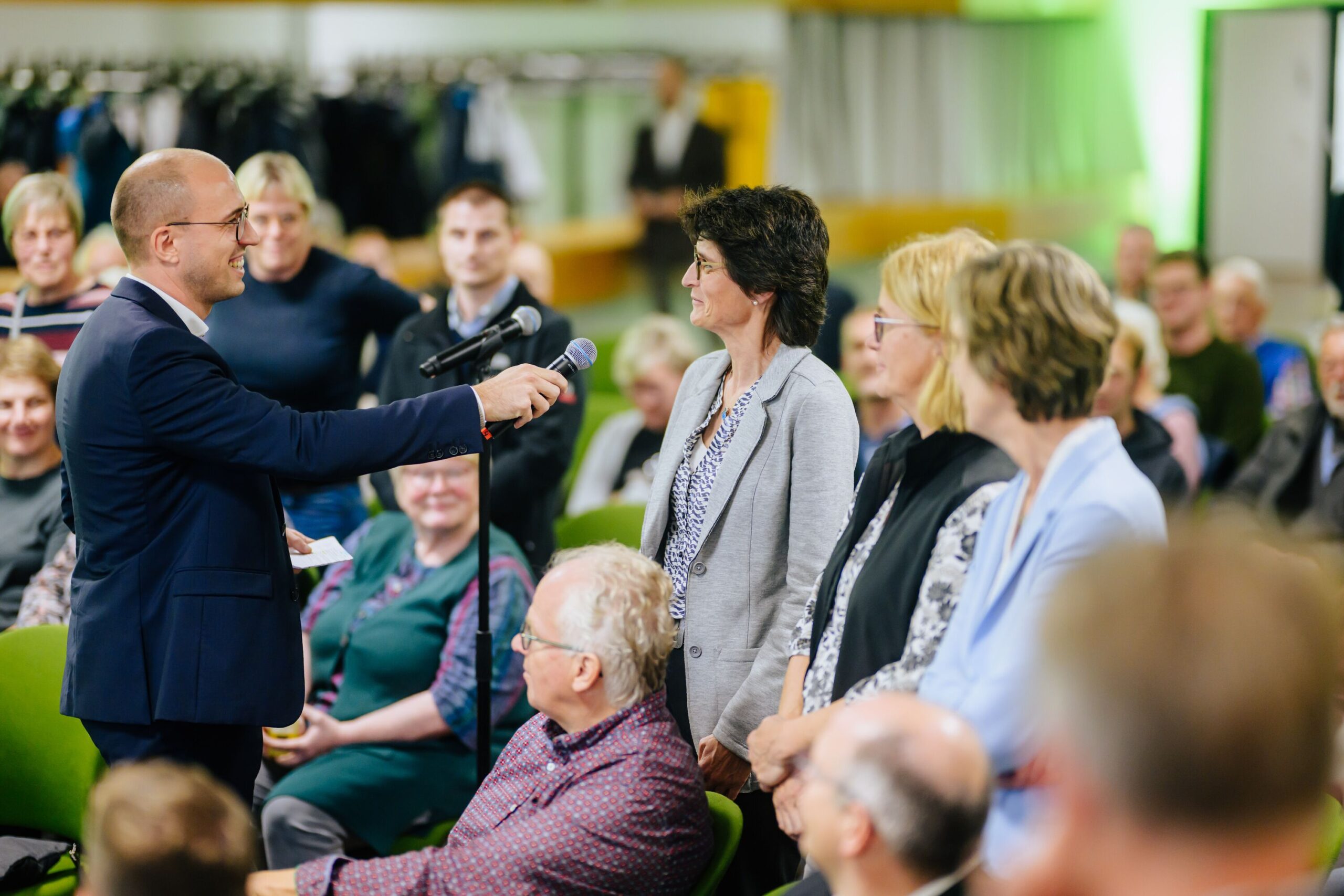 Maximilian Schultes, Referent für Dialogische Pastoral in Kirche und Gesellschaft, moderiert im Rahmen des Amtssitzwechsels von Erzbischof Dr. Udo Markus Bentz 2025 ein Dialogformat für kirchlich Engagierte in Meschede.